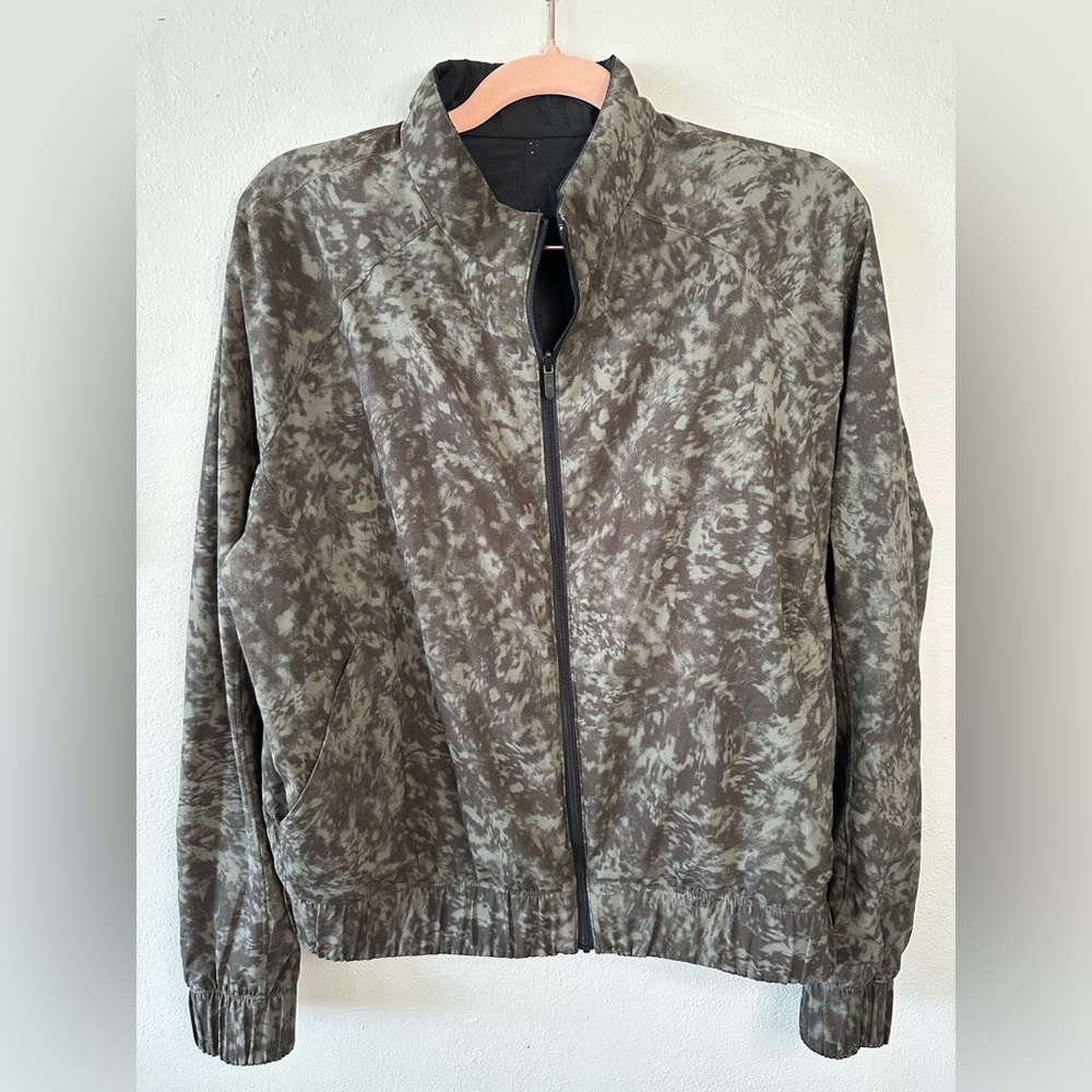 Lululemon Bombs Away Jacket
Black / Summer Shade Medium Olive Dark‎ Olive size 8